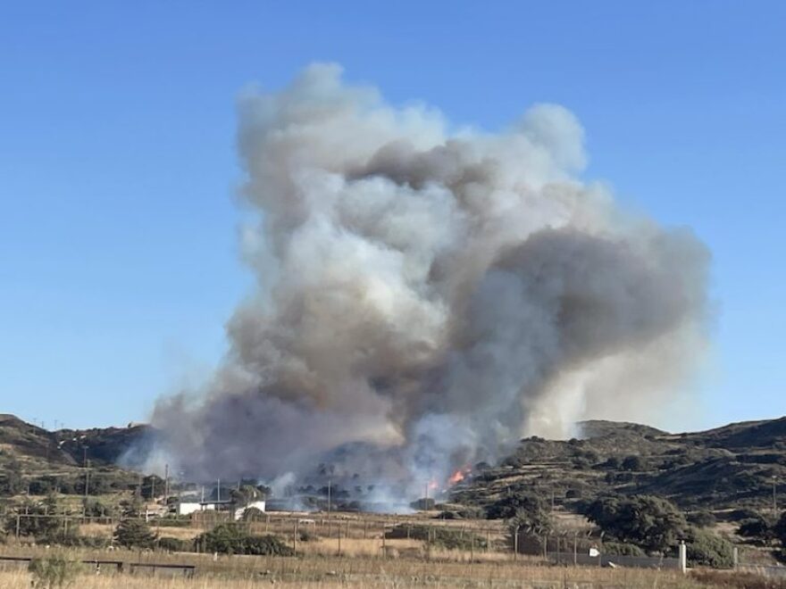 Φωτιά στη Μήλο: Καλύτερη η εικόνα, ένα μέτωπο αντιμετωπίζουν οι πυροσβέστες - Δείτε βίντεο και φωτογραφίες