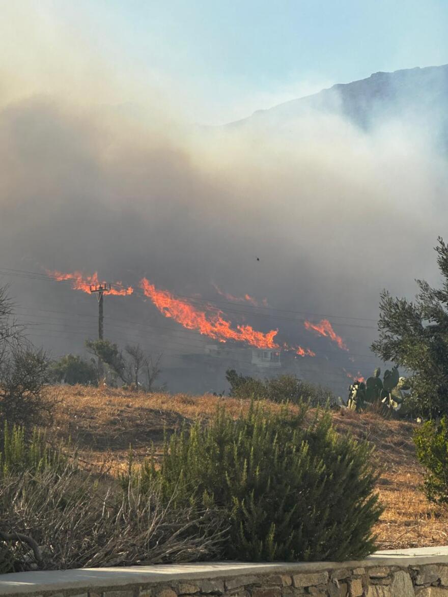 Φωτιά στη Σέριφο - Μήνυμα από το «112» για απομάκρυνση, δείτε φωτογραφίες