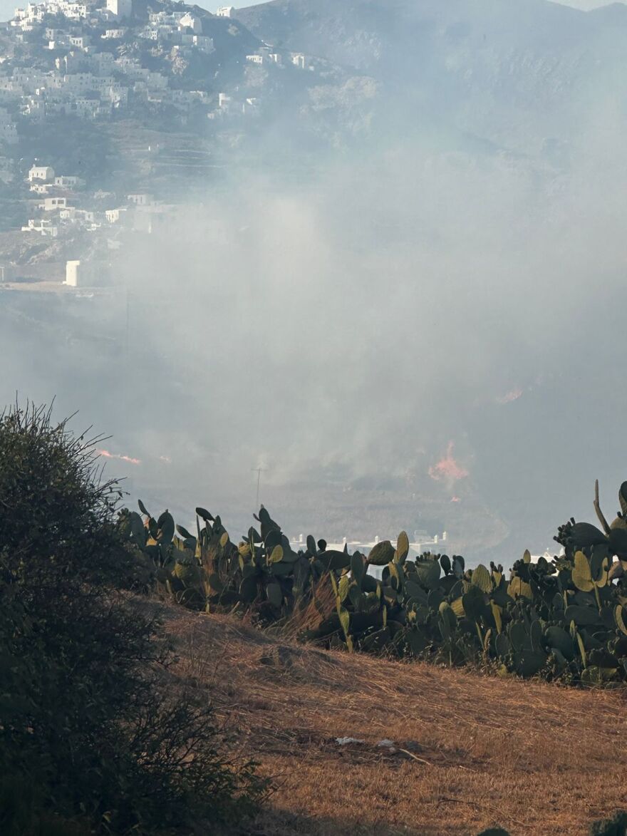 Φωτιά στη Σέριφο - Μήνυμα από το «112» για απομάκρυνση, δείτε φωτογραφίες