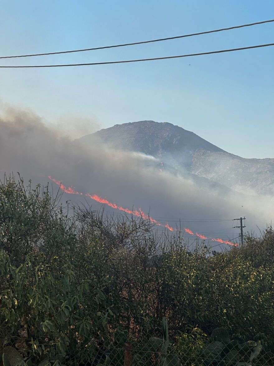 Φωτιά στη Σέριφο - Μήνυμα από το «112» για απομάκρυνση, δείτε φωτογραφίες