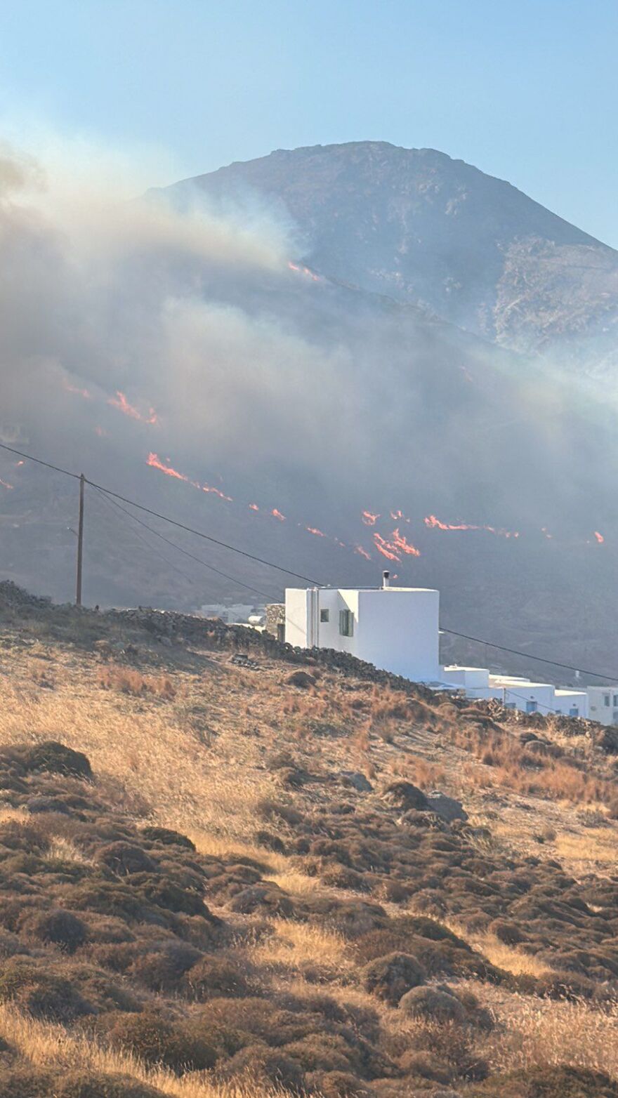 Φωτιά στη Σέριφο - Μήνυμα από το «112» για απομάκρυνση, δείτε φωτογραφίες
