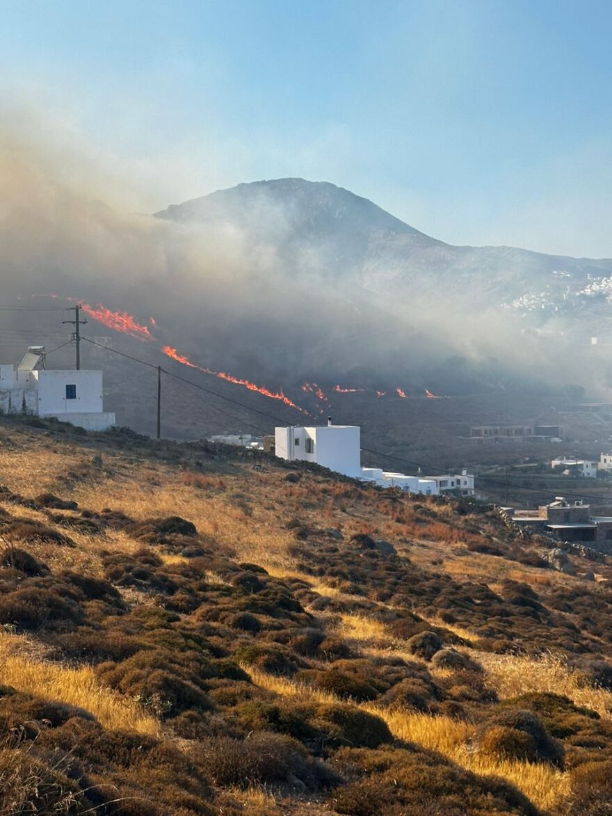 Φωτιά στη Σέριφο - Μήνυμα από το «112» για απομάκρυνση, δείτε φωτογραφίες