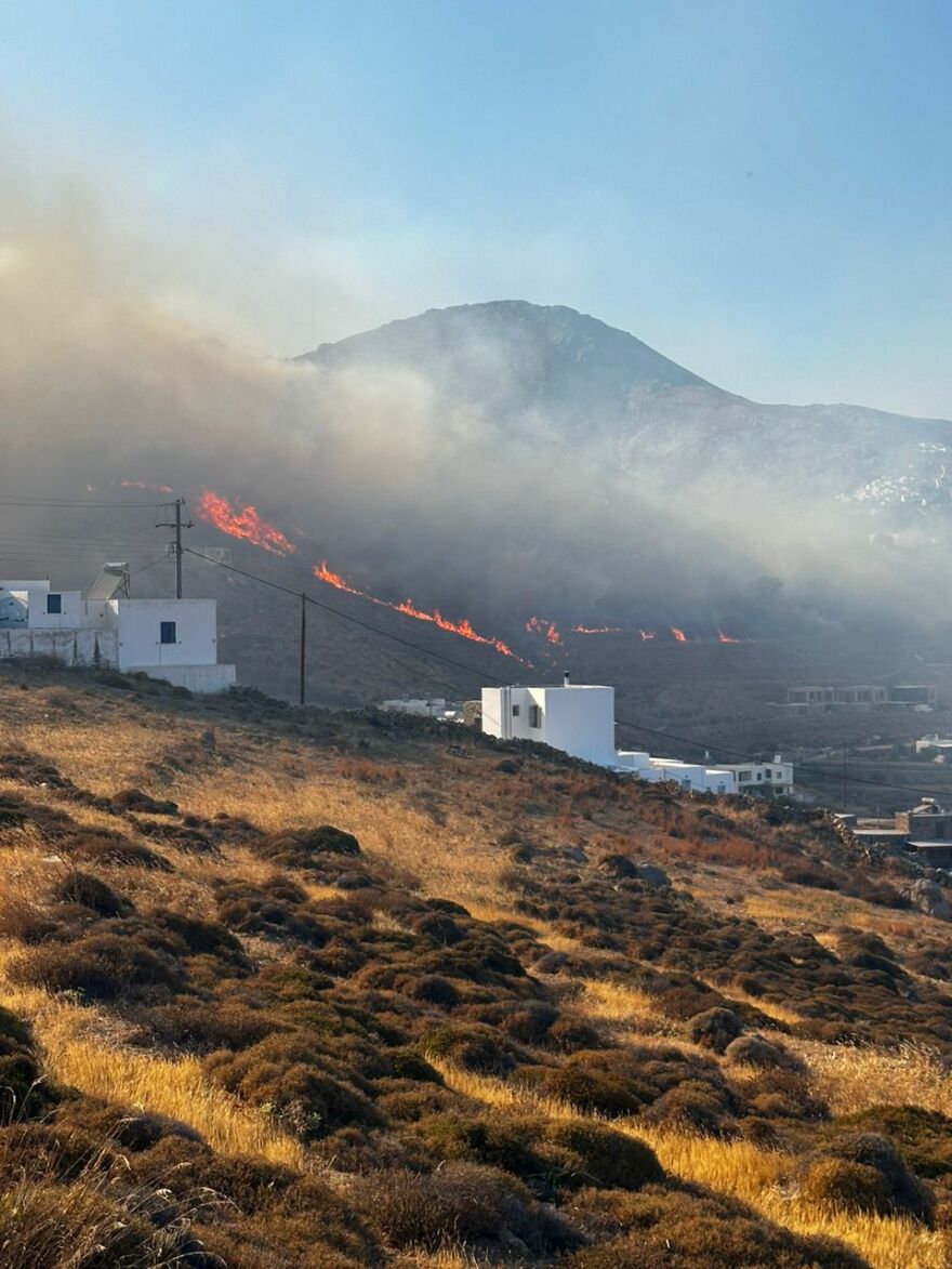 Φωτιά στη Σέριφο - Μήνυμα από το «112» για απομάκρυνση, δείτε φωτογραφίες