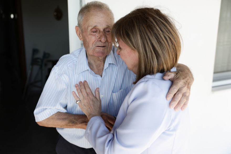 Έβρος: Η Σακελλαροπούλου επισκέφθηκε το ηλικιωμένο ζευγάρι που δώρισε 100.000 ευρώ στο νοσοκομείο Διδυμότειχου