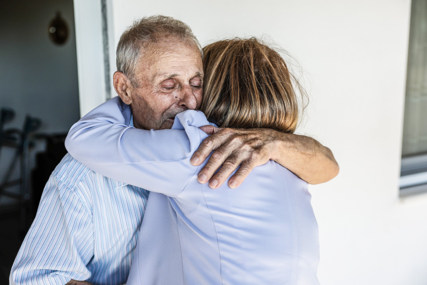 Έβρος: Η Σακελλαροπούλου επισκέφθηκε το ηλικιωμένο ζευγάρι που δώρισε 100.000 ευρώ στο νοσοκομείο Διδυμότειχου