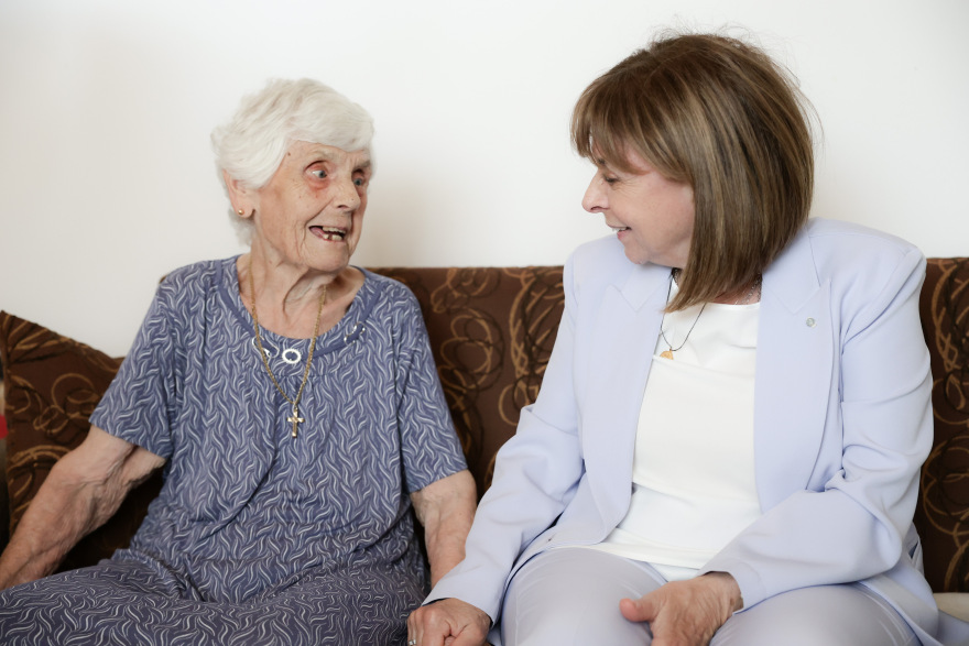 Έβρος: Η Σακελλαροπούλου επισκέφθηκε το ηλικιωμένο ζευγάρι που δώρισε 100.000 ευρώ στο νοσοκομείο Διδυμότειχου