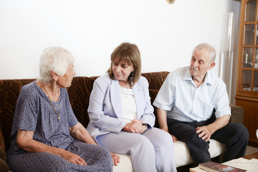 Έβρος: Η Σακελλαροπούλου επισκέφθηκε το ηλικιωμένο ζευγάρι που δώρισε 100.000 ευρώ στο νοσοκομείο Διδυμότειχου