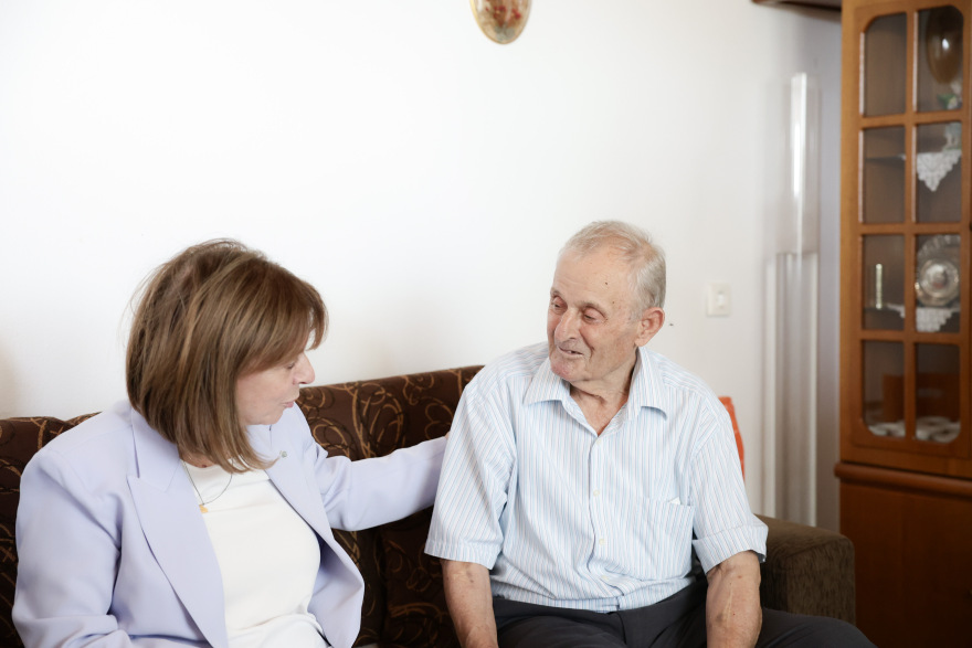 Έβρος: Η Σακελλαροπούλου επισκέφθηκε το ηλικιωμένο ζευγάρι που δώρισε 100.000 ευρώ στο νοσοκομείο Διδυμότειχου