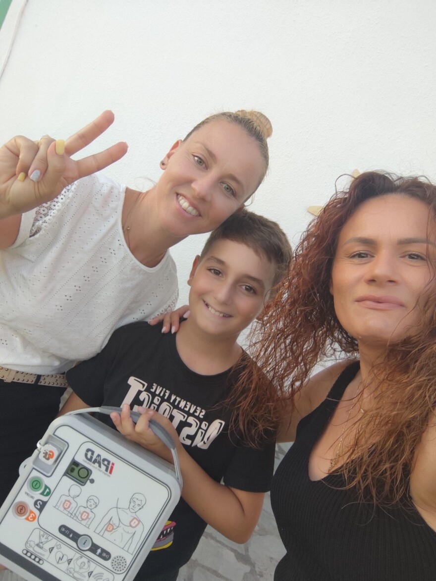 Χαλκιδική: Ο 10χρονος Χάρης και η μητέρα του χάρισαν έναν απινιδωτή για τους κατοίκους και τους επισκέπτες στο Πολύχρονο