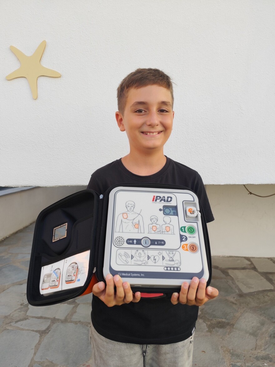 Χαλκιδική: Ο 10χρονος Χάρης και η μητέρα του χάρισαν έναν απινιδωτή για τους κατοίκους και τους επισκέπτες στο Πολύχρονο