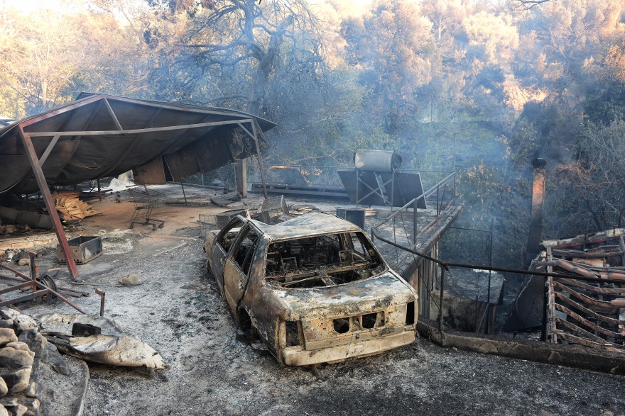 Φωτιά στην Αττική: Καταστράφηκαν σπίτια, επιχειρήσεις και περιουσίες σε Βριλήσσια, Πεντέλη, Χαλάνδρι - Βίντεο και φωτογραφίες