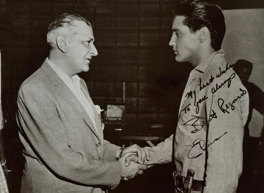 Σαν σήμερα πεθαίνει ο Έλβις Πρίσλεϊ