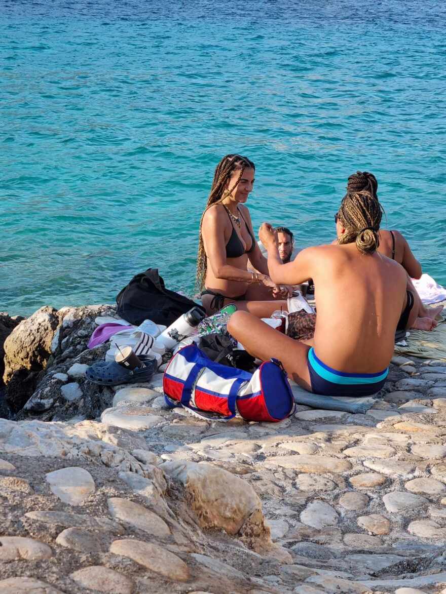 Μαρία Σολωμού και Mente Fuerte απολαμβάνουν το μπάνιο τους στην παραλία Λιμένι