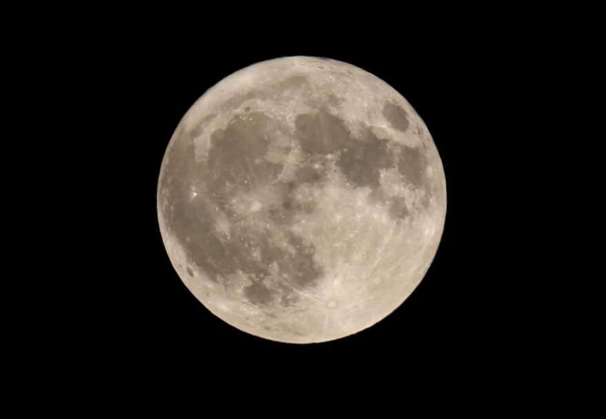 Πανσέληνος: Μοναδικές εικόνες από το Αυγουστιάτικο φεγγάρι