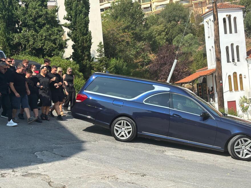 Χαλκιδική: Σπαραγμός στην κηδεία του 19χρονου Γιάννη που σκοτώθηκε σε λούνα παρκ - «Αύριο θα έφευγε για την Ικάρων»