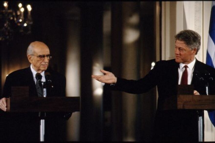 ΠΑΣΟΚ, το κόμμα - φαινόμενο που άλλαξε την Ελλάδα έγινε 50 χρόνων: H άνοδος, η πτώση και το άδηλο αύριο