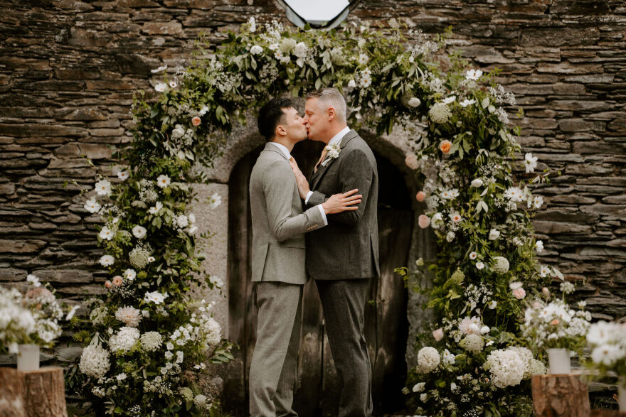 Βρετανία: Υπουργός αποκάλυψε πως παντρεύτηκε τον σύντροφό του στην Κορνουάλη - Δείτε φωτογραφίες