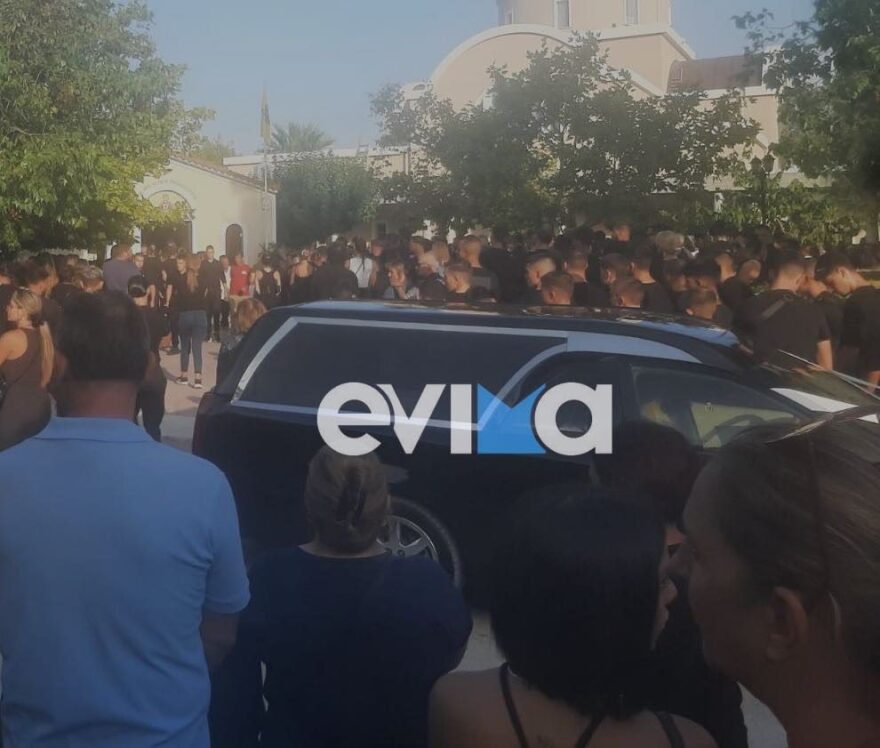 Σπαραγμός στην Ερέτρια στην κηδεία του 19χρονου Γιάννη που σκοτώθηκε σε τροχαίο στη Χαλκίδα