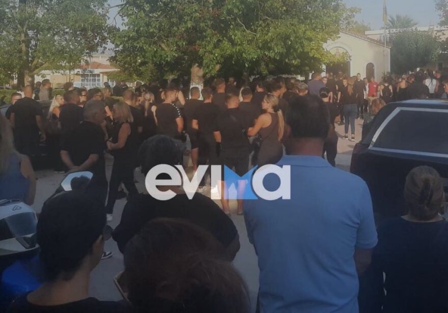 Σπαραγμός στην Ερέτρια στην κηδεία του 19χρονου Γιάννη που σκοτώθηκε σε τροχαίο στη Χαλκίδα