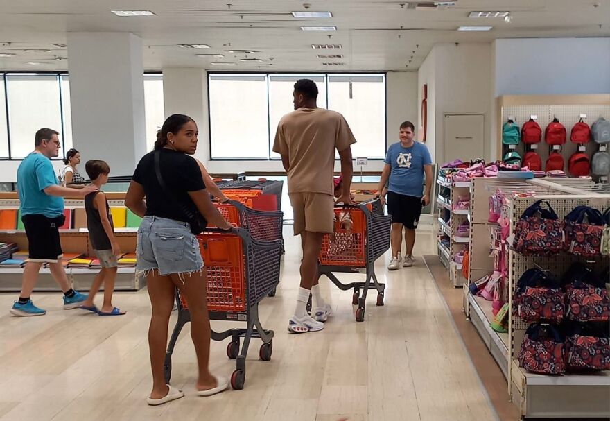 Για ψώνια σε σούπερ μάρκετ στη Χαλκηδόνα ο Αντετοκούνμπο μαζί με τη Μαράια - Φωτογραφία