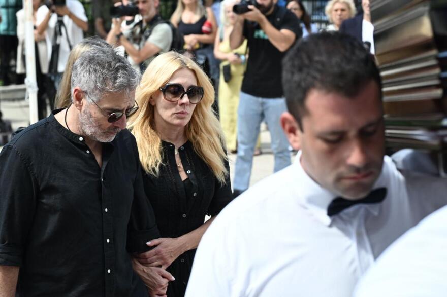 Ντίνος Καρύδης: Συγκίνηση στο τελευταίο αντίο στον ηθοποιό - Συντετριμμένη η κόρη του Σμαράγδα 