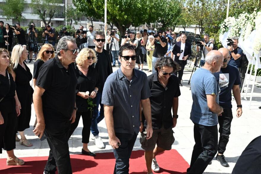 Ντίνος Καρύδης: Συγκίνηση στο τελευταίο αντίο στον ηθοποιό - Συντετριμμένη η κόρη του Σμαράγδα 