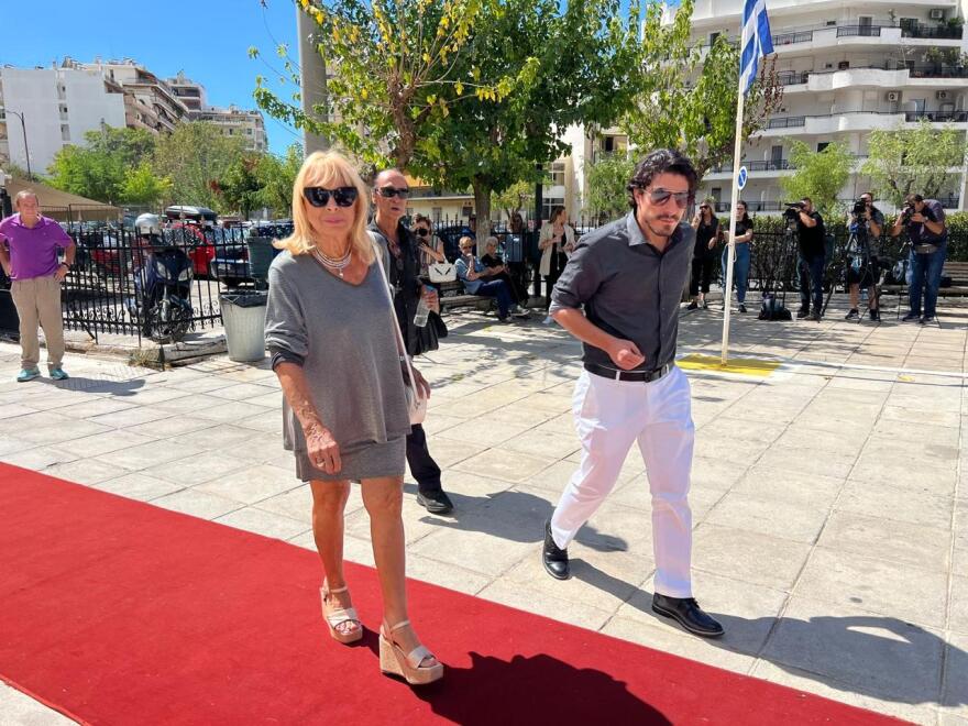 Ντίνος Καρύδης: Συγκίνηση στο τελευταίο αντίο στον ηθοποιό - Συντετριμμένη η κόρη του Σμαράγδα 