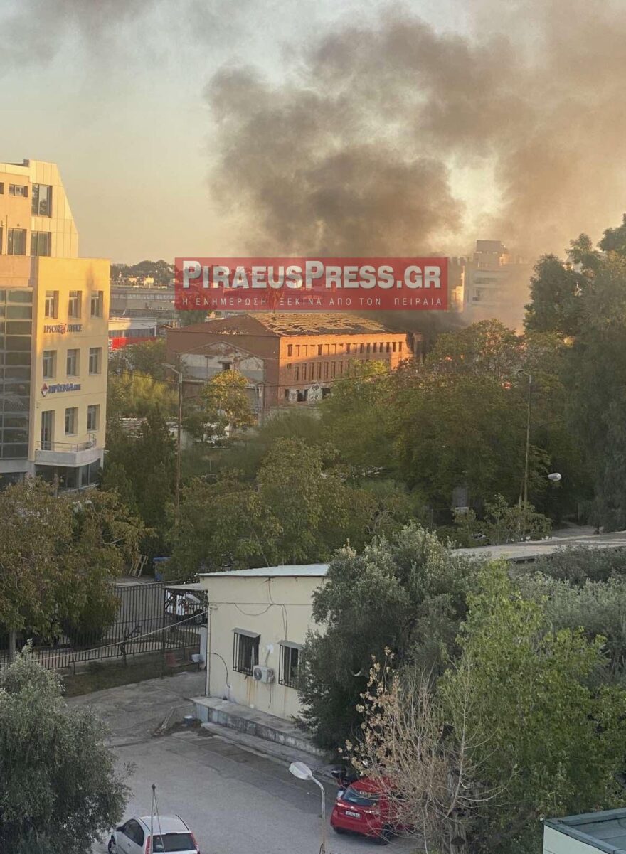 Υπό μερικό έλεγχο η φωτιά σε εγκαταλελειμμένο κτίριο κοντά στο Γενικό Κρατικό της Νίκαιας - Δείτε βίντεο και φωτογραφίες 