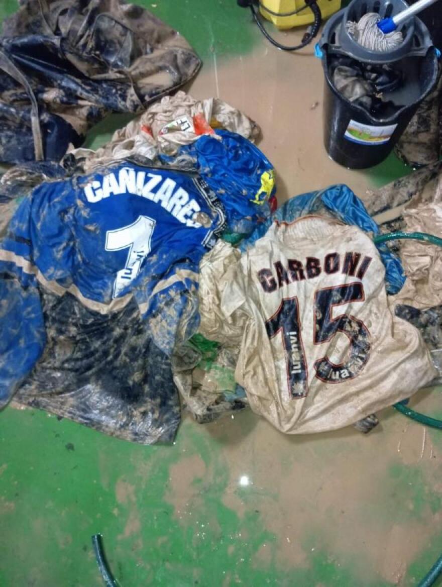 Ισπανία: Οπαδός της Βαλένθια ρίσκαρε τη ζωή του εν μέσω της καταιγίδας για να σώσει τη συλλογή του με φανέλες της ομάδας