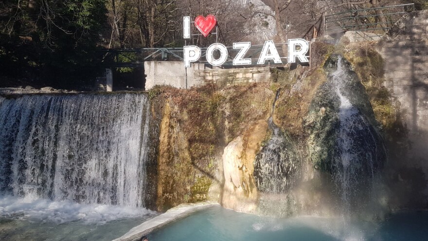 Το Ντουμπάι... πάει Πόζαρ: Επιχειρηματίες από τα Εμιράτα «ψηφίζουν» τους φυσικούς καταρράκτες των λουτρών για διακοπές