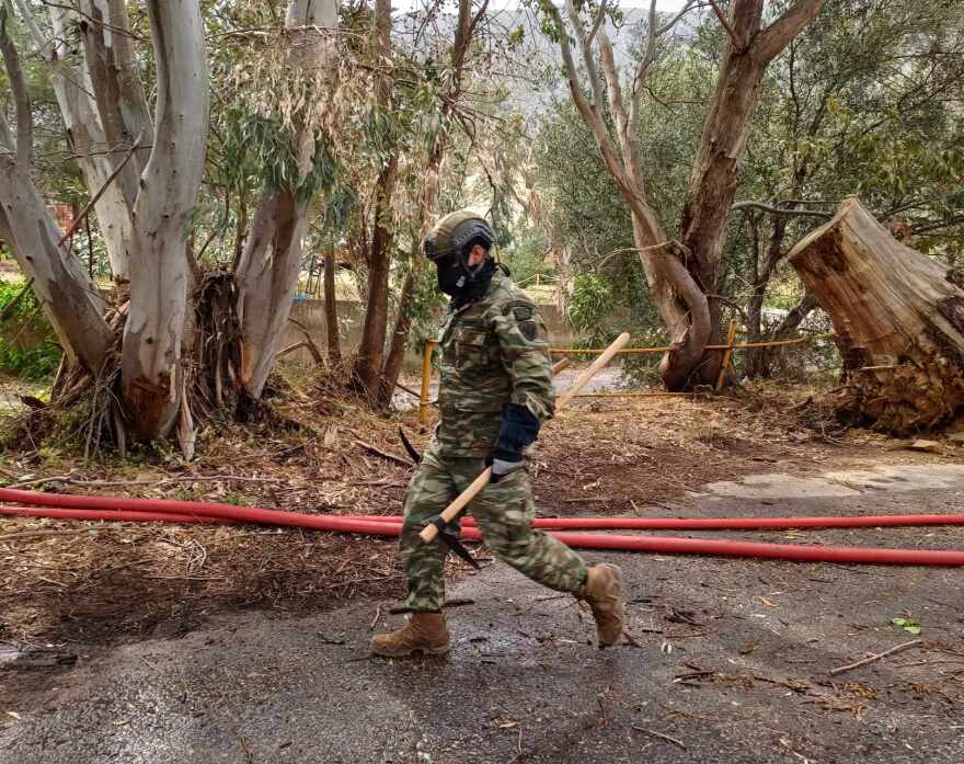 Κρήτη: Χωρίς ενεργό μέτωπο η φωτιά στον Ναύσταθμο της Σούδας - Εκκενώθηκαν σχολεία και το Ναυτικό νοσοκομείο