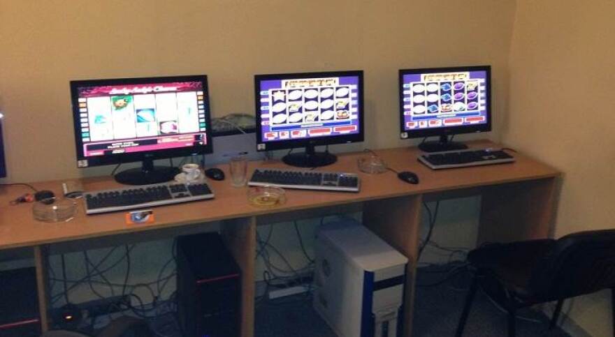 Ηλεκτρονικές απάτες: Κλέβουν κωδικούς καρτών και παίζουν στοίχημα και ρουλέτα στα κινητά