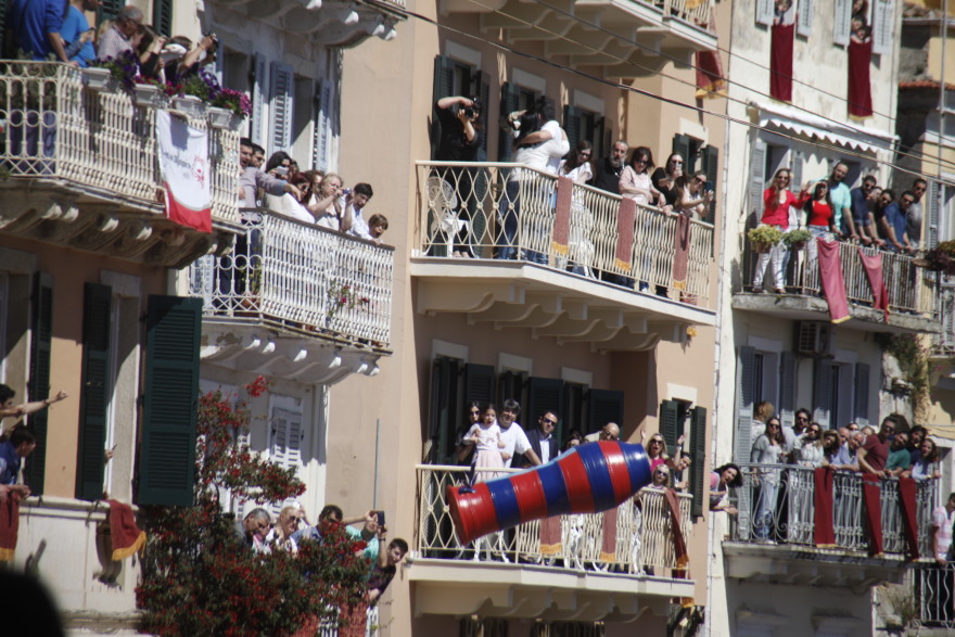 Κυριακή του Πάσχα: Με τσούγκρισμα αυγών, σούβλισμα του οβελία, σαϊτοπόλεμο και χορούς γιορτάζει απ' άκρου εις άκρον η χώρα