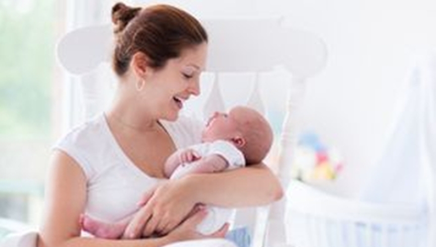 «Νταντάδες της Γειτονιάς»: Ποιοι μπορούν να πάρουν voucher 500 ευρώ, φροντίζοντας τα εγγόνια τους