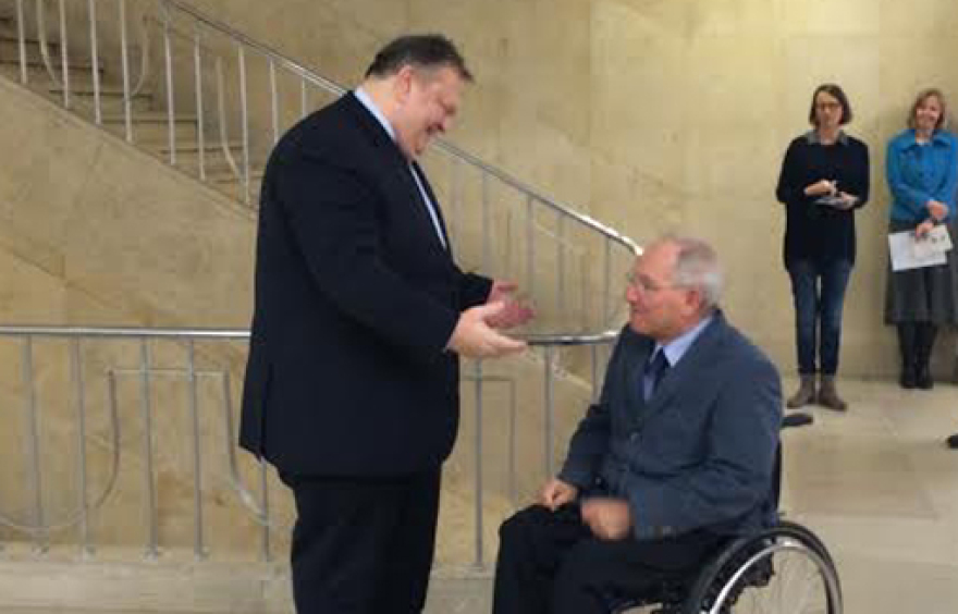 Ο Σόιμπλε περιγράφει την ελληνική κρίση -  Σε ένα κορδόνι κρεμόταν η ζωή μου, το ευρώ και το μέλλον της Ευρώπης