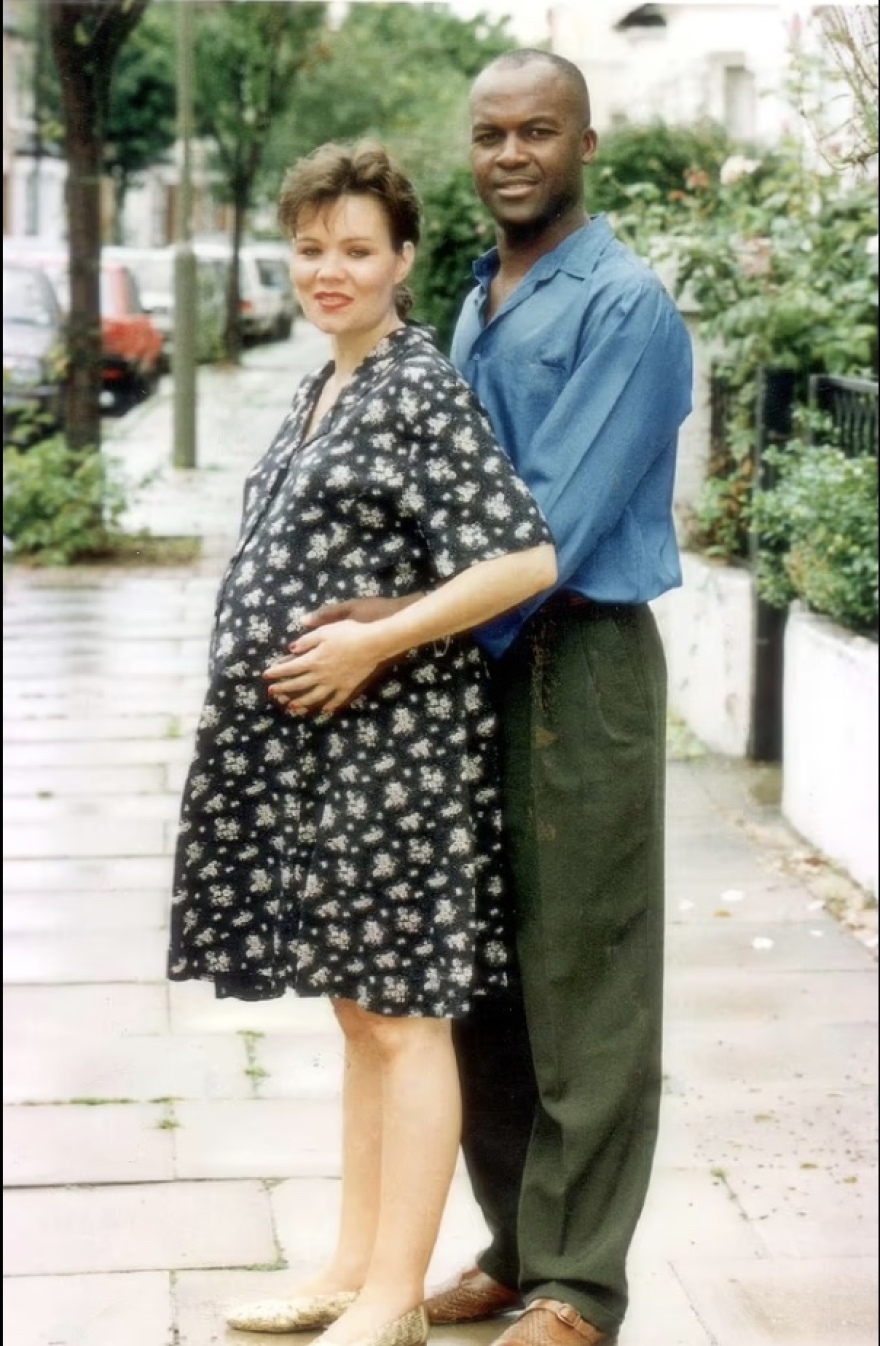 Πέθανε ολομόναχη στα 56 της η Μάντι Αλγουντ, η Βρετανίδα που το 1996 συγκίνησε τον κόσμο όταν έχασε οκτάδυμα στη γέννα