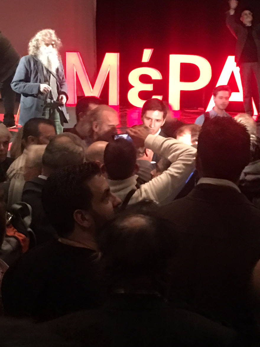 Οπαδοί του Σώρρα διέλυσαν τη συγκέντρωση Βαρουφάκη για το νέο του κόμμα 