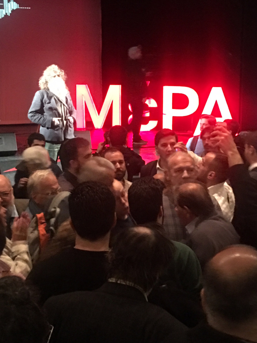 Με Ψαραντώνη, λίγο πολιτική και... Σώρρα η πρεμιέρα του κόμματος Βαρουφάκη