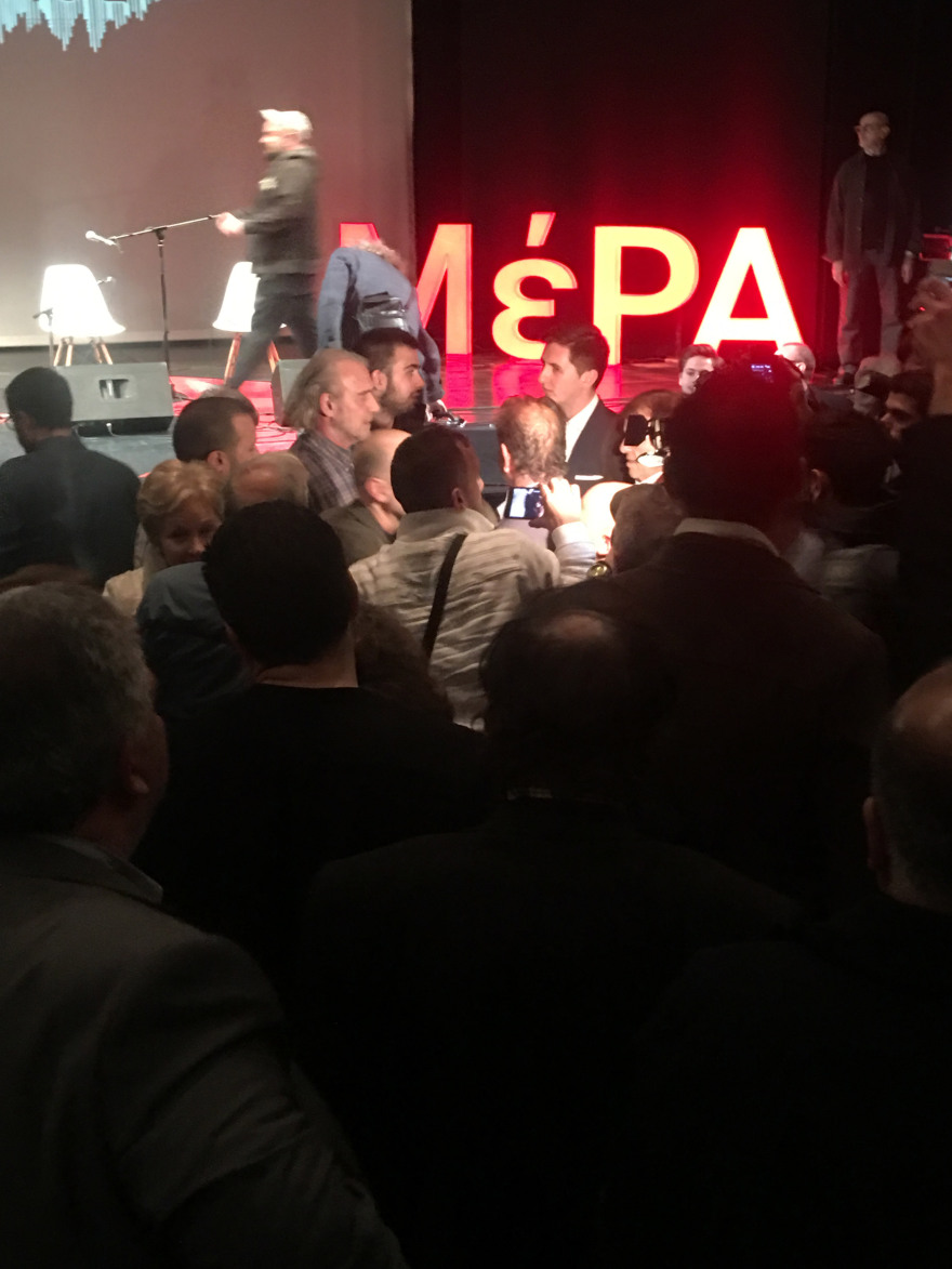 Με Ψαραντώνη, λίγο πολιτική και... Σώρρα η πρεμιέρα του κόμματος Βαρουφάκη