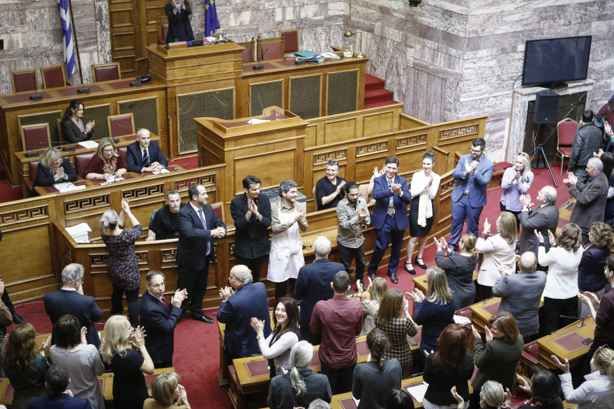 Παγκόσμια Ημέρα Θεάτρου: Ο Γεράσιμος Σκιαδαρέσης ως υπουργός που... ζητάει συγγνώμη!