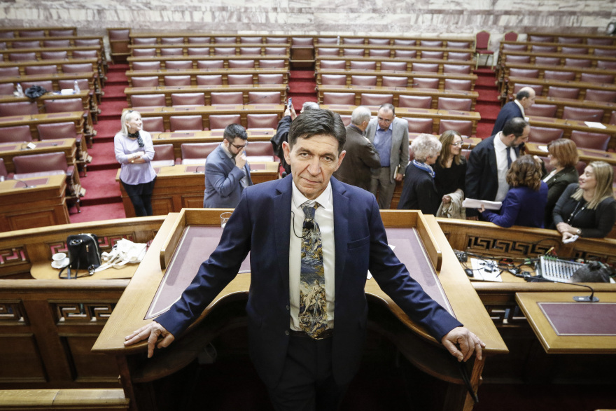 Παγκόσμια Ημέρα Θεάτρου: Ο Γεράσιμος Σκιαδαρέσης ως υπουργός που... ζητάει συγγνώμη!