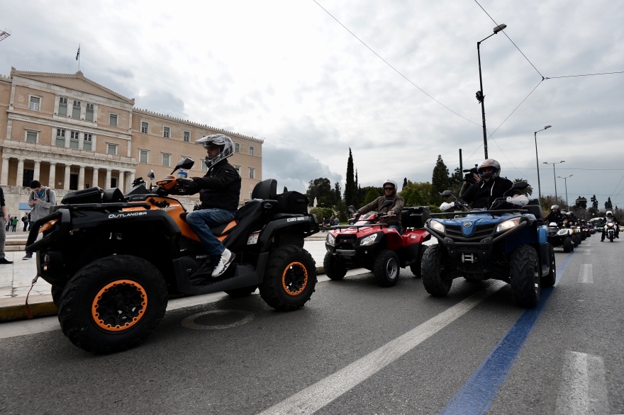 200 γουρούνες «πολιόρκησαν» τη Βουλή