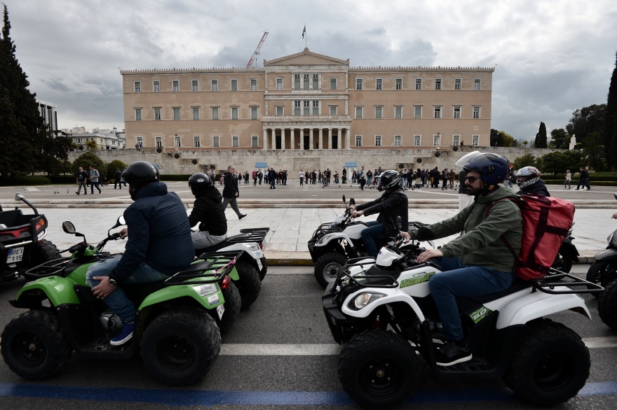 200 γουρούνες «πολιόρκησαν» τη Βουλή