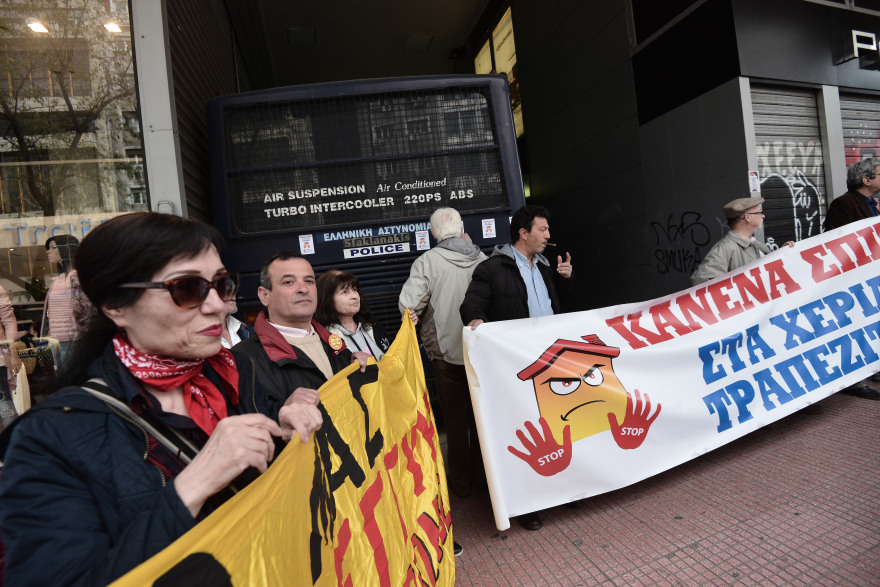 Συγκέντρωση κατά των πλειστηριασμών: Ο Λαφαζάνης έβαλε σκάλα  για να ανέβει στην κλούβα των ΜΑΤ 