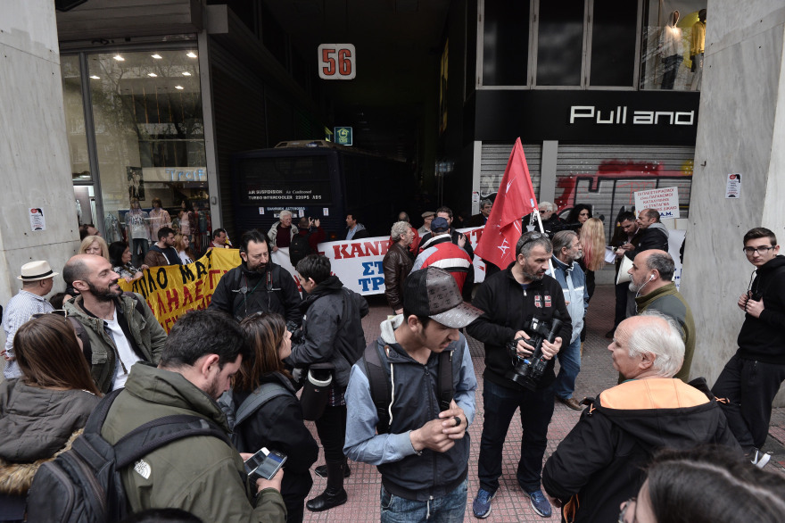 Συγκέντρωση κατά των πλειστηριασμών: Ο Λαφαζάνης έβαλε σκάλα  για να ανέβει στην κλούβα των ΜΑΤ 