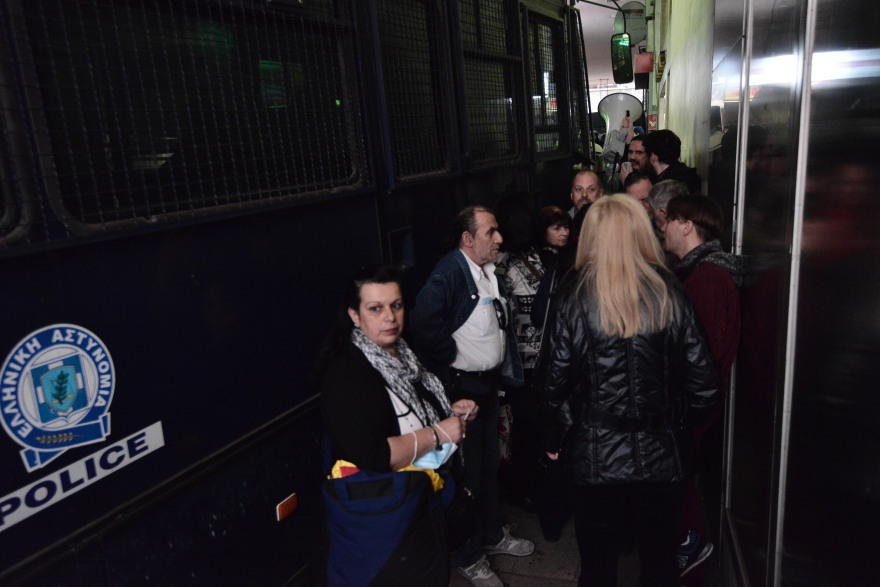 Συγκέντρωση κατά των πλειστηριασμών: Ο Λαφαζάνης έβαλε σκάλα  για να ανέβει στην κλούβα των ΜΑΤ 