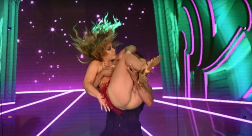 Το αποκαλυπτικό «ατύχημα» της Αναστάζια-  Χόρεψε και τα έδειξε... όλα στο κοινό 