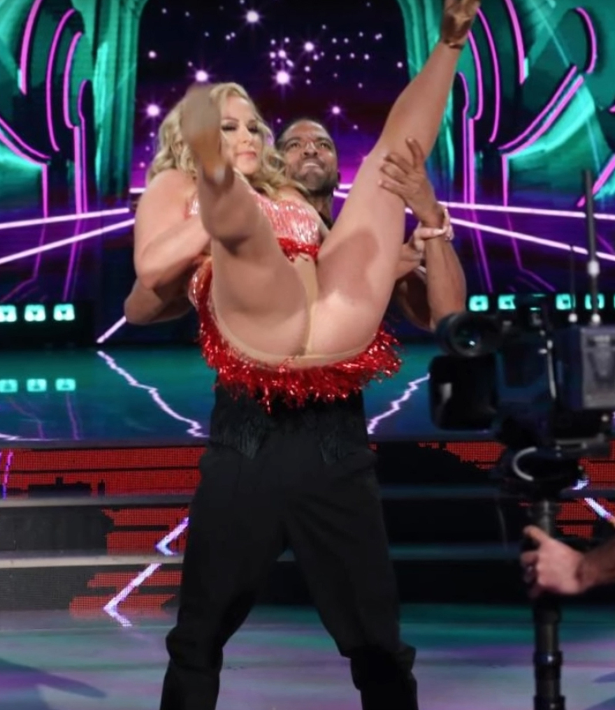 Το αποκαλυπτικό «ατύχημα» της Αναστάζια-  Χόρεψε και τα έδειξε... όλα στο κοινό 