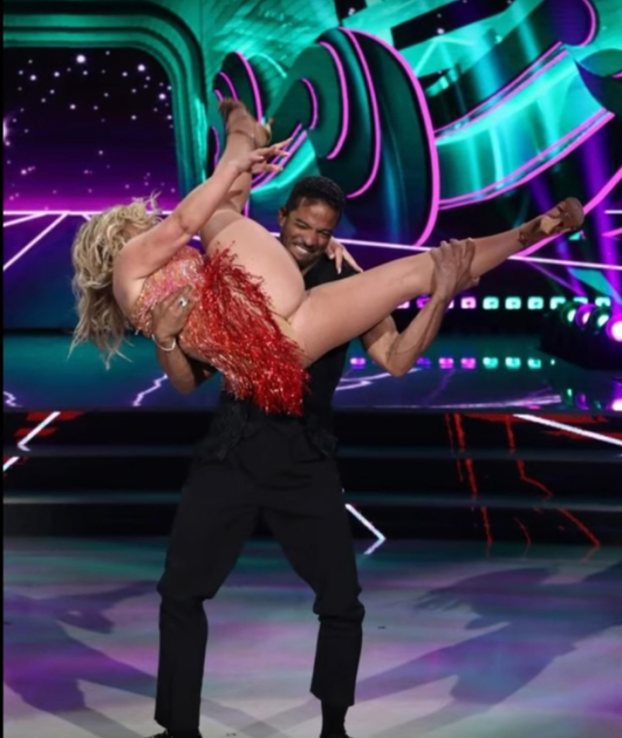 Το αποκαλυπτικό «ατύχημα» της Αναστάζια-  Χόρεψε και τα έδειξε... όλα στο κοινό 