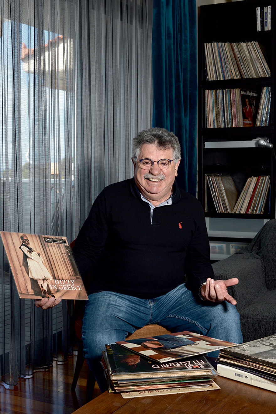 Ο Λευτέρης Λαζάρου ανοίγει το άλμπουμ της ζωής του